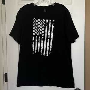 Distressed American Flag Graphic T-Shirt. Black/White. Size XL, Unisex